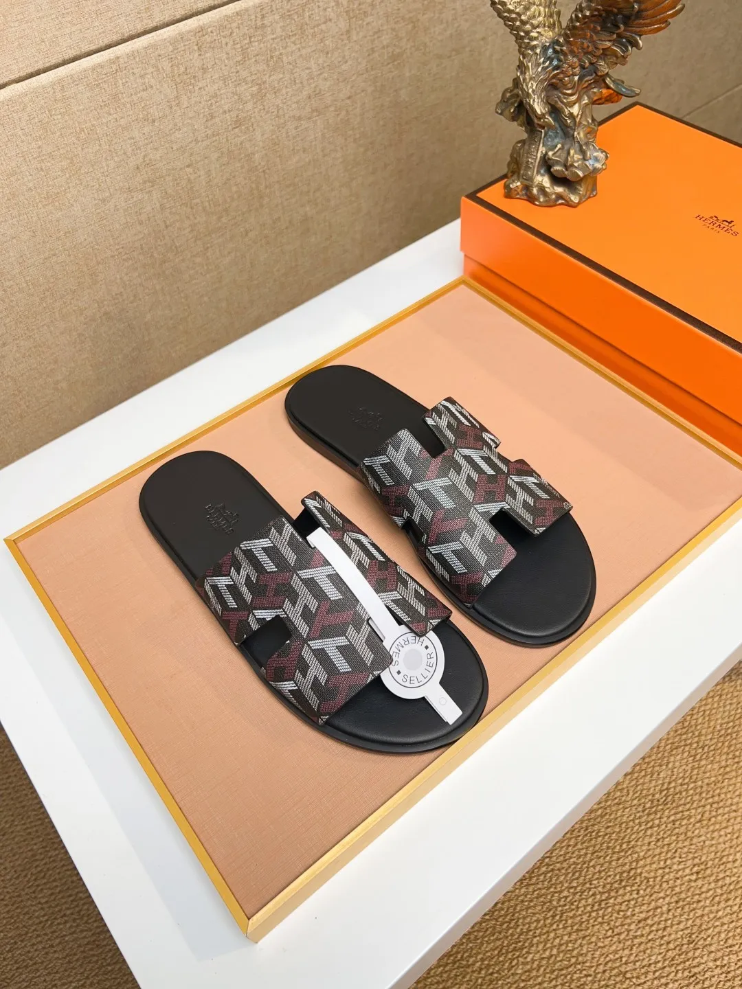 Men's clothing and shoes 💰280 💅💅💅 new arrival. Hermes Hermes official website latest counter synchronized new oran color leather H slippers, the original Paris version flew back to the original model and opened the mold to make it perfectly🍌The highest quality Sincerity, you can enter and leave the counter at will [Deyi] The upper is made of original customized  colored palm prints, crocodile print, ostrich print, colored cow leather, colored cow suede, 🤔 horse hair, 🥳 colored diamonds, 🥰 3D printing, and other genuine leather slippers, imported cow pattern foot pad lining, Italian  latest original genuine leather combination outsole Code number: 38-48 (customized at 46.47.48) Can be made into picture combination sole with genuine leather pattern and ordinary molded outsole